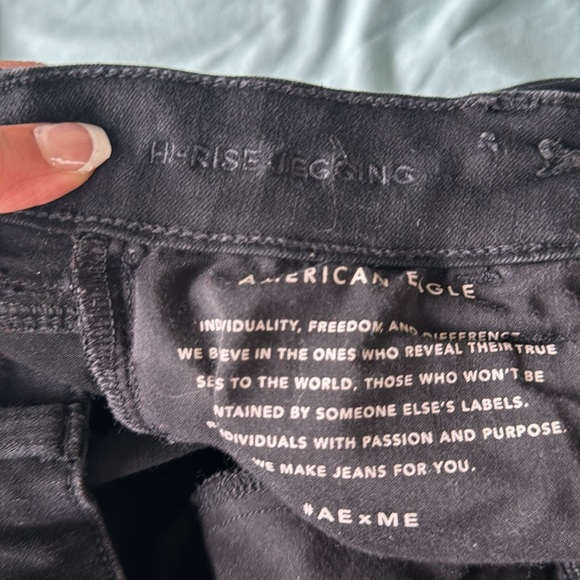 American Eagle Black Hi-Rise Jeggings with Rips 🖤 - Picture 3 of 8